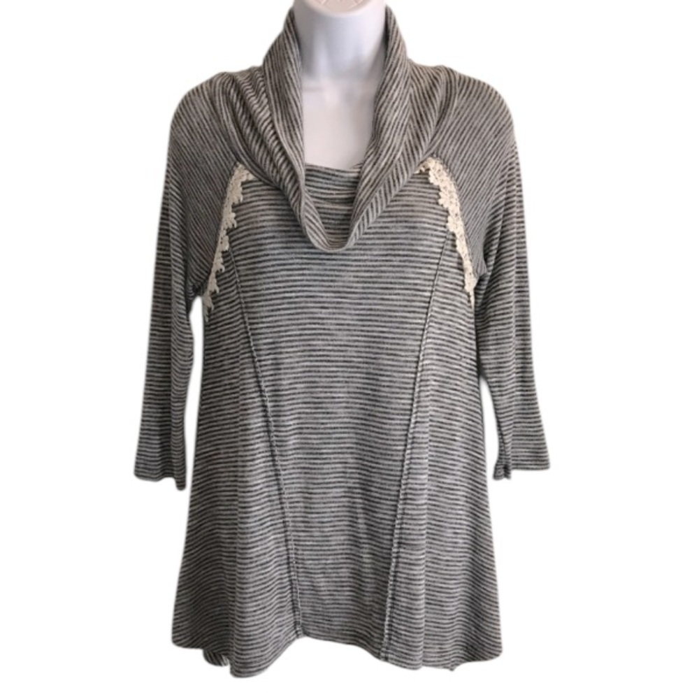🔴 4/$15 Jolt gray black stripe & ivory crochet cowl asymmetrical sweater size M
